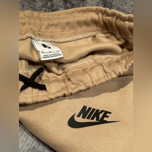 Brand new Nike Fleece Tech Shorts Men’s XL - Picture 4 of 5